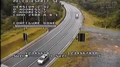 لحظة انحراف شاحنة رأسا على عقب ومصرع سائقها (فيديو)