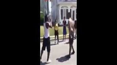 بالفيديو.. شاب ينهى شجارا بضربة واحدة