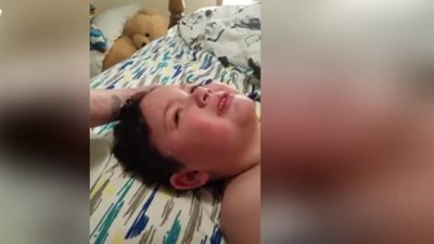 طفل يبكي لأنه لا يمتلك حبيبة في الفلانتين (فيديو)