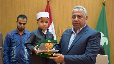 محافظ الشرقية يقبل يد الطفل معجزة الدعوة الإسلامية (صور)