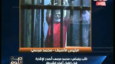 الغيطي يعرض صورة لـ«مرسي» لحظة تلويحه بإشارة تنفيذ عملية «حلوان»