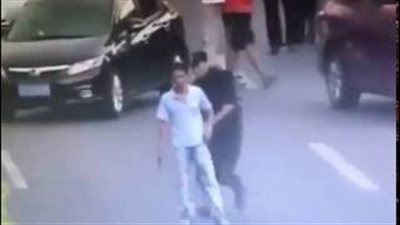 بالفيديو.. شرطية صينية تنقذ المارة وتسيطر على رجل مسلح في ثانيتين