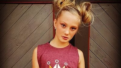 بالفيديو والصور.. مراهقة تشعل مواقع التواصل برقصها