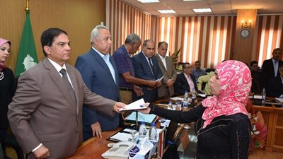 محافظ الشرقية يوزع 25 شهادة أمان على الأسر المستحقة (صور)