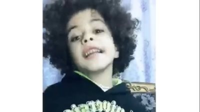 طفل يثير ضجة بطريقة تمثيله لمحتوى أغنية (فيديو)
