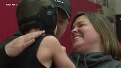 بدون ساقين وبذراع واحدة.. طفل روسي يحقق معجزة في لعبة المصارعة (فيديو)