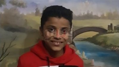 متفوق دراسيا ويلعب بأكاديمية الأهلي.. حكاية طفل السويس مع ورد عيد الحب (فيديو)