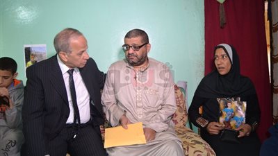 محافظ القليوبية يقدم ٥٠ ألف جنيه لأسرة ضحية بالوعة الصرف (صور)