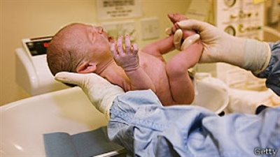 وفاة ثلاثة أطفال رضع في بريطانيا بعد تناول محلول غذائي ملوث