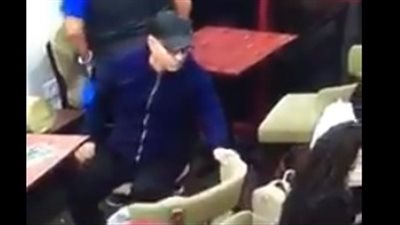 بالفيديو.. لحظة سرقة لص محفظة فتاة بـ«دانكن دونتس»