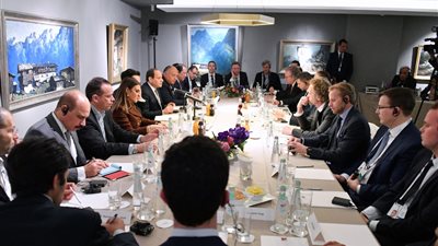 نشاط أول يوم رئاسي في ميونخ.. السيسي يبحث التعاون مع الشركات الدولية وزيادة استثماراتها بمصر.. يستعرض المشروعات التنموية.. يناقش تحويل مصر إلى مركز إقليمي للطاقة.. وملفات تنمية أفريقيا «بالقائمة&