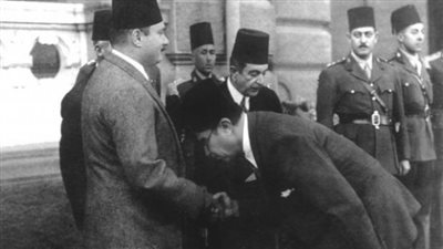 صورة نادرة ليوسف وهبي يقبل يد الملك من أجل البكوية