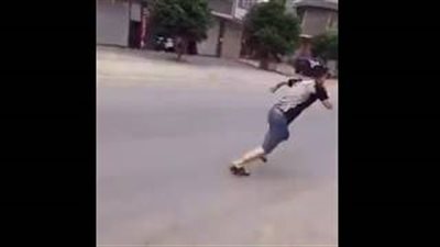 نهاية صادمة لشاب حاول مساعدة فتاة متسولة (فيديو)