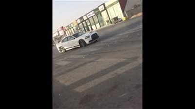 تهور شاب يتسبب في حادث تصادم (فيديو)