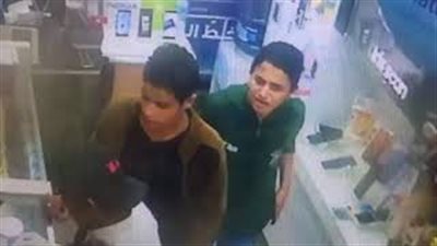 لحظة سرقة لصين في سن المراهقة هاتف محمول (فيديو)