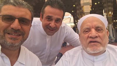 إعلاميون يوثقون رحلتهم للحج.. أحمد موسى يفاجئ جمهوره بتقديم برنامجه من المدينة المنورة.. عمرو الليثي ينشر صورا مع عمر هاشم وكريم عبد العزيز.. وشوبير ينشر صورة مع زوجته