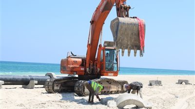 محافظ شمال سيناء يتفقد عددا من مشروعات المياه بالعريش (صور)