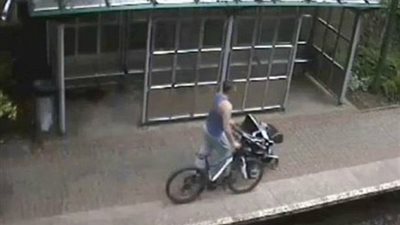 بالفيديو والصور.. رجل يعرض طفله للخطر ويسرق دراجة