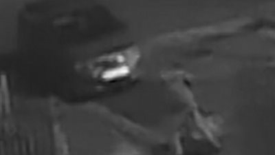 بالفيديو والصور.. لص يعتدي على عجوز لسرقة حقيبتها