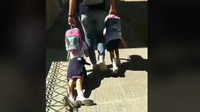 أب يجبر ابنتيه على الذهاب للمدرسة بطريقة عنيفة (فيديو)