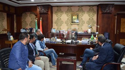 محافظ المنيا يبحث مع ممثلي البنك الأهلي ومصر الخير تطوير 3 قرى