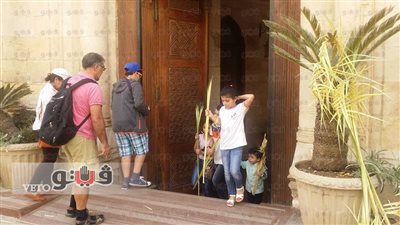 بالصور.. توافد الأقباط على الكنيسة المعلقة بمارجرجس