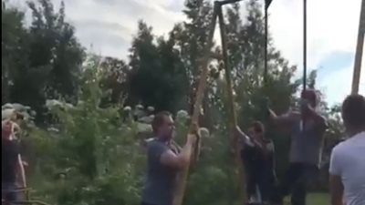 سقوط مروع لرجل يستعرض مهارته أعلى أرجوحة (فيديو)