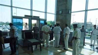 ضبط راكب حاول تهريب «حشيش وهيروين» أسفل ملابسه بمطار القاهرة