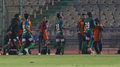 لاعبو المقاصة يؤدون صلاة الجمعة بفندق الإقامة