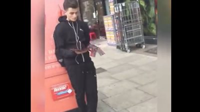 مهارات كروية غير متوقعة لشاب يسدد على المارة (فيديو)