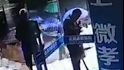 هبوط أرضي مفاجئ يبتلع 3 أشخاص (فيديو)