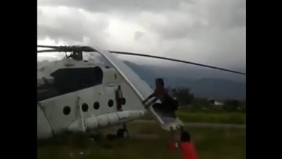 أطفال يحولون هليكوبتر إلى أرجوحة (فيديو)