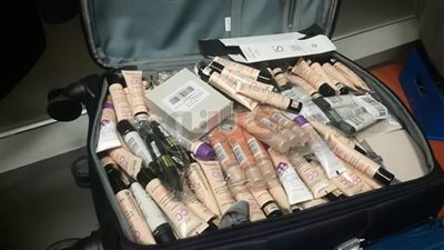 ضبط راكب حاول تهريب حقيبة مستحضرات تجميل في مطار القاهرة (صور)
