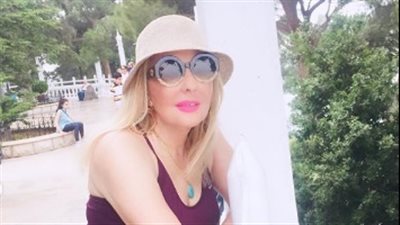 نادية الجندي بإطلالة صيفية شبابية في أحدث جلسة تصوير (صور)