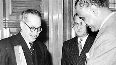 عبد الناصر يسلم توفيق الحكيم قلادة الجمهورية