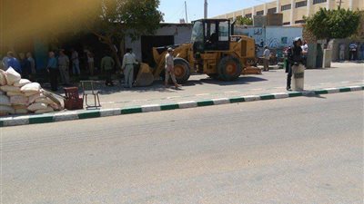 حملة لإزالة محال تجارية مخالفة بسور مدرسة في الوادي الجديد