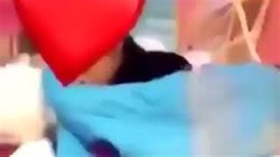 أم تعتدى على ابنتها بطريقة عنيفة تثير غضب السعوديين (فيديو)