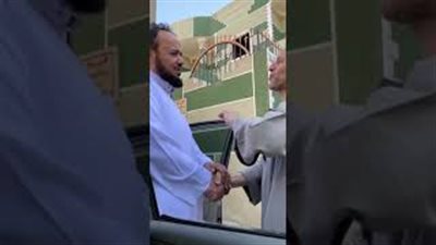رد فعل معلم مصري فاجأه زميله السعودي بزيارة بعد 20 عاما (فيديو)