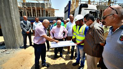 محافظ بورسعيد يطمئن على سير العمل بسوق الخضراوات الجديد (صور)