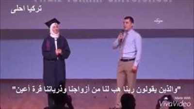 رد فعل فتاة تركية طلب شاب منها الزواج في حفل تخرجها (فيديو)
