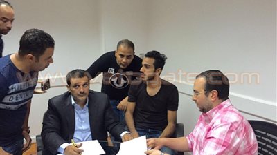 بالصور.. «كهربا» يوقع عقود إعارته إلى اتحاد جدة السعودي