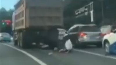 نهاية صادمة لامرأة تعرضت لحادث دهس مروع (فيديو)