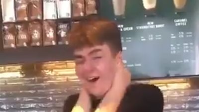 رد فعل موظف لحظة دخول لاعب 