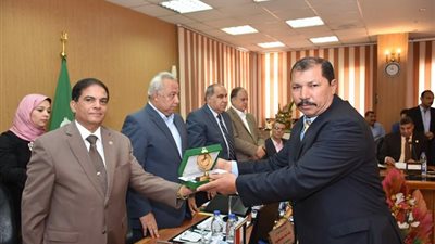 محافظ الشرقية يكرم 10 عاملين بمديرية القوى العاملة (صور)