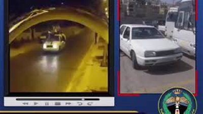 متهور يترك سيارته تسير ويجلس مع أصدقائه فوقها (فيديو)