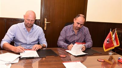 ليندجرين يوقع عقود تدريب رجال يد الأهلي