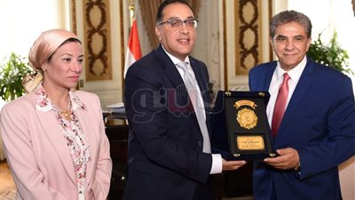 رئيس الحكومة يكرم وزير البيئة السابق
