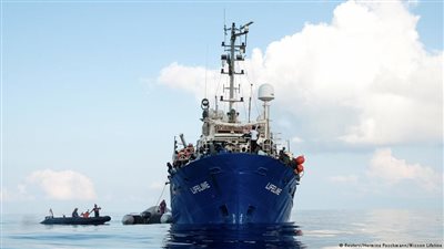 ألمانيا تدرس استقبال بعض اللاجئين من سفينة «لايفلاين»