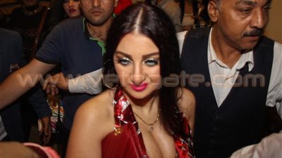 بالفيديو.. «صافيناز» تغادر سينما «مترو» وسط حراسة أمنية مشددة