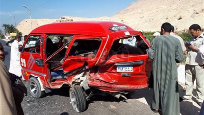 بالصور.. إصابة 5 أشخاص بحادث تصادم سيارتين في سوهاج